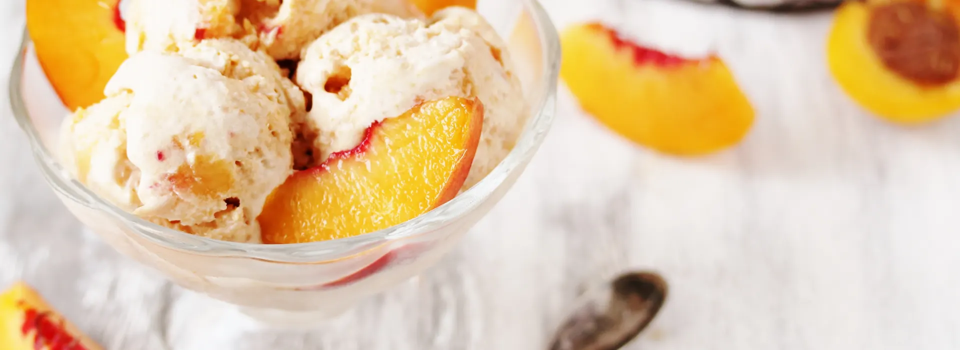 Copa de helado de fruta y merengue fácil de preparar