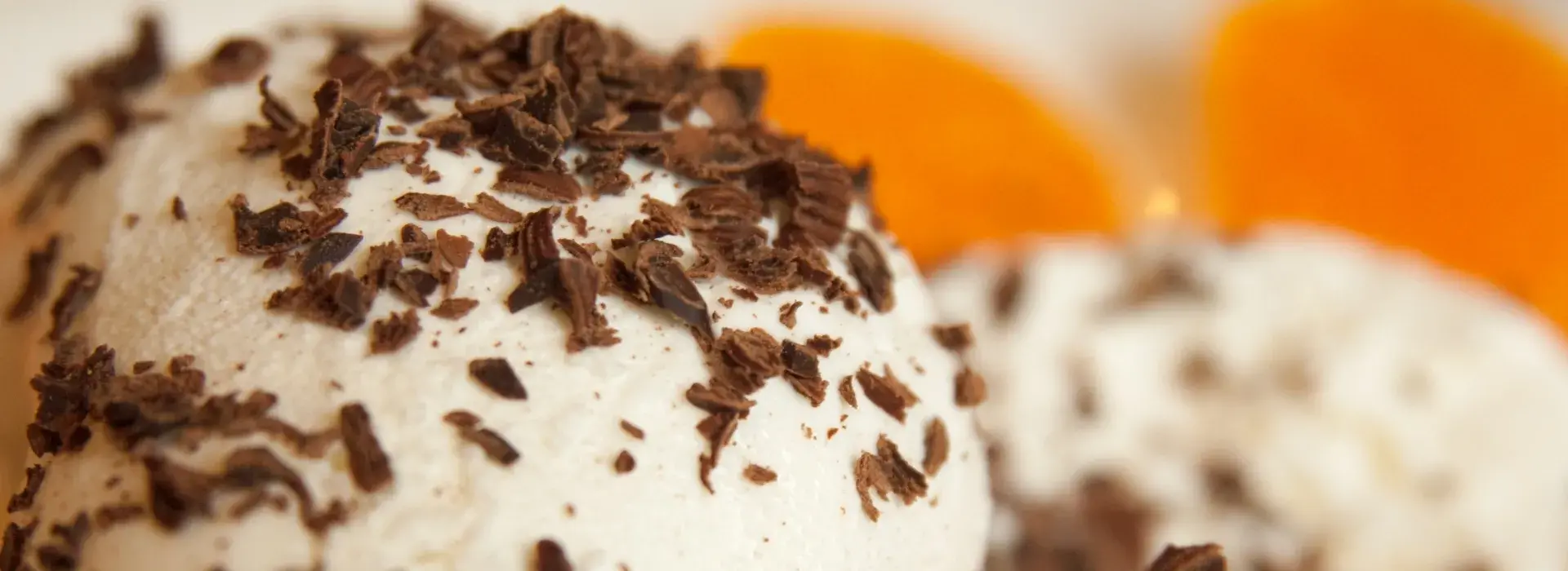 Melocotón al ron con helado de vainilla