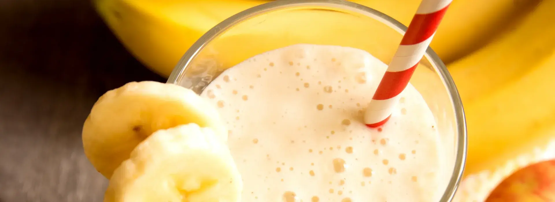 Coctel de ron con banano y helado