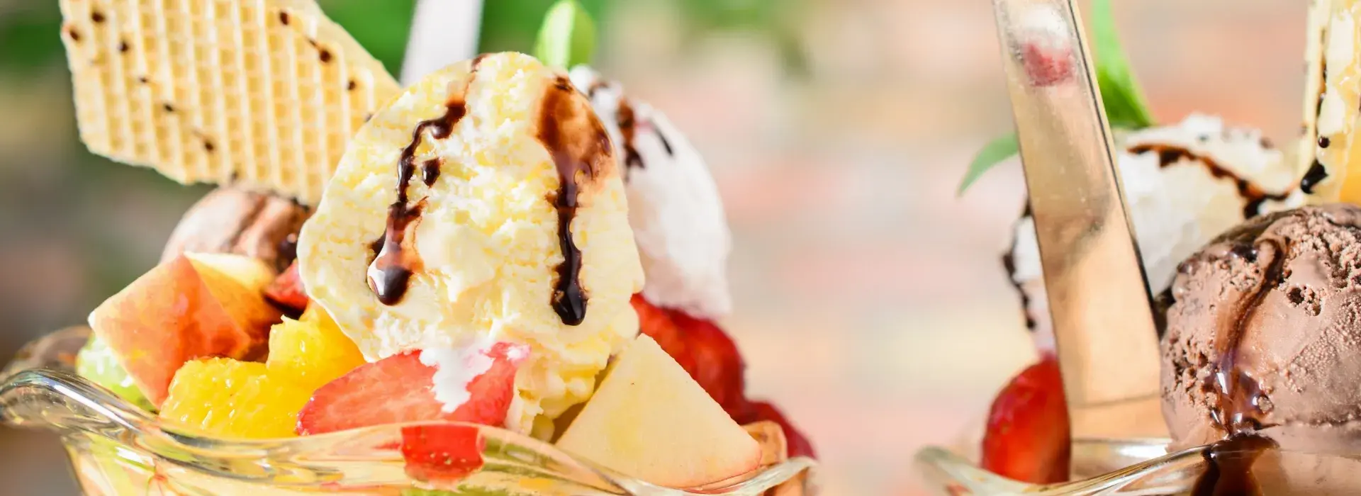 Receta fácil para crear ensalada de frutas con helado