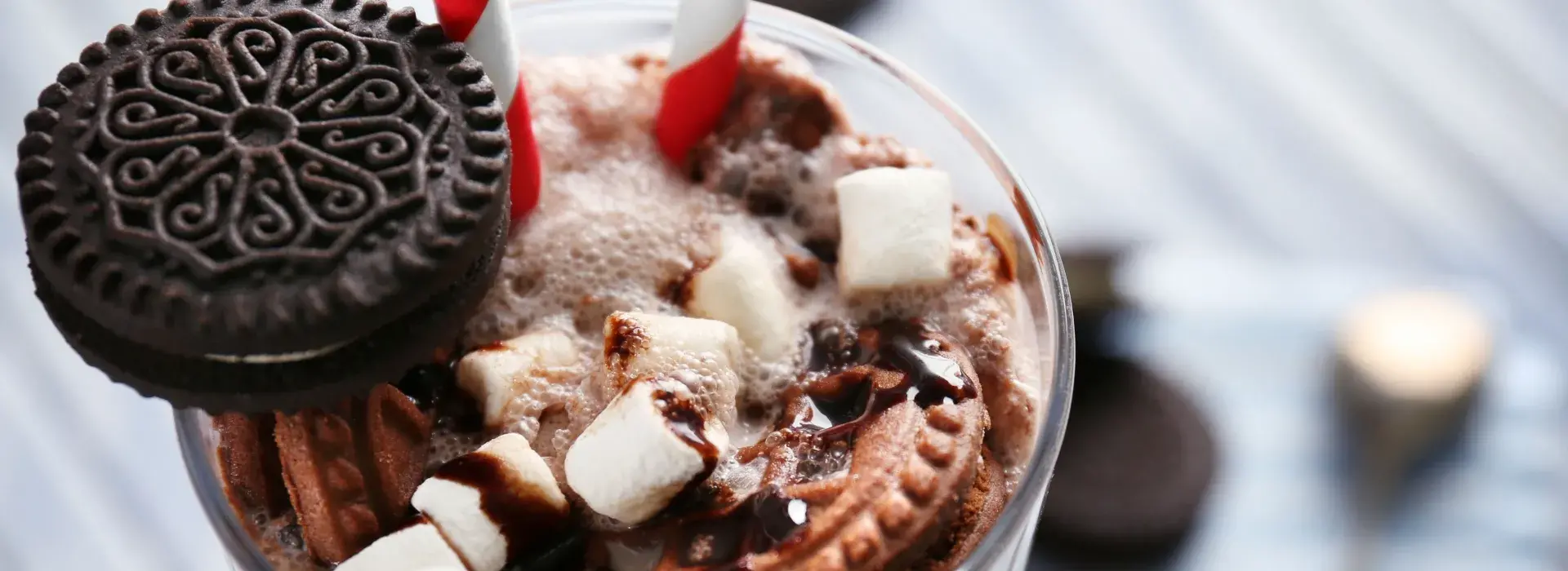 Malteada de chocolate con trozos de chocolatina jet