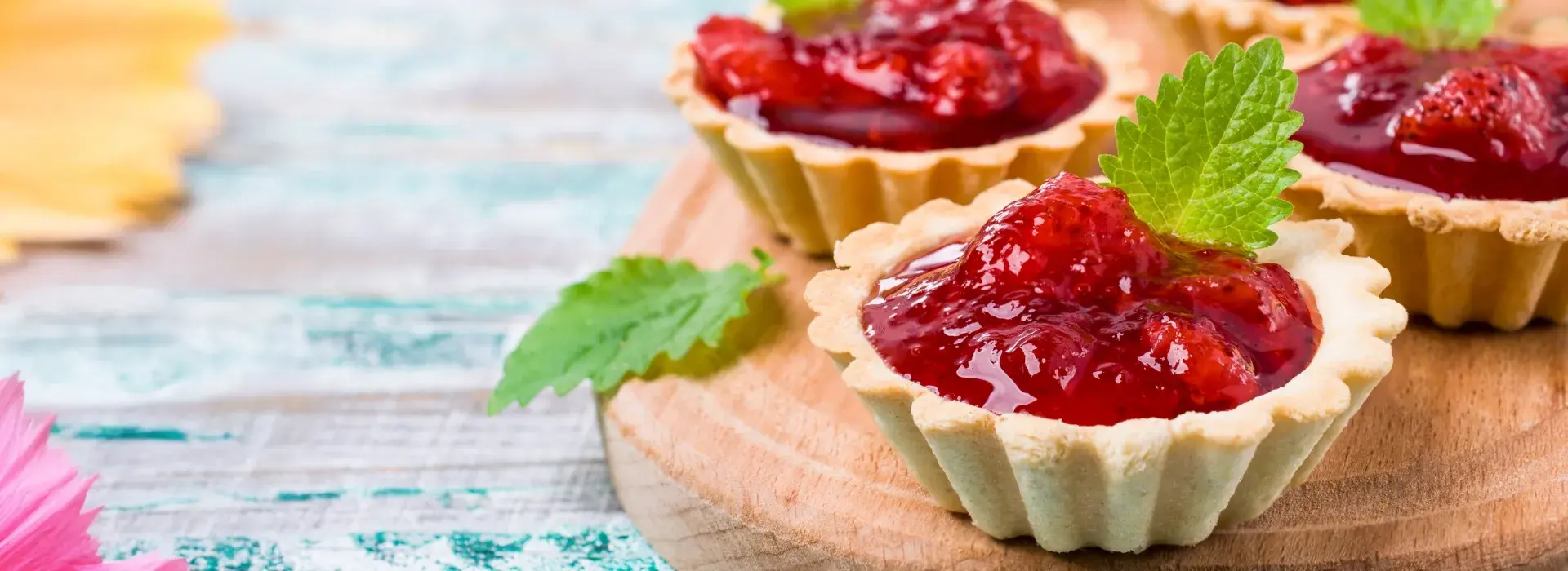 Receta para celebraciones de biscutis con salsa de frutos rojos