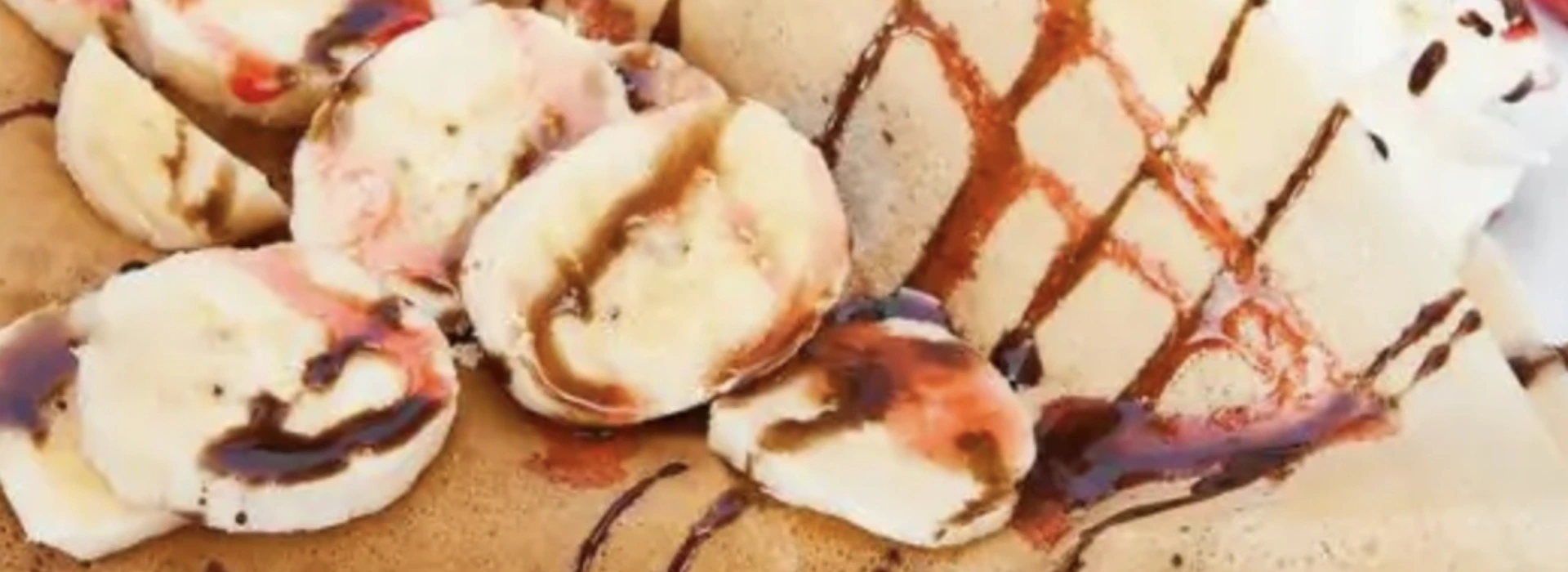 Crepe de banano con Helado de Vainilla y salsa de Chocolate