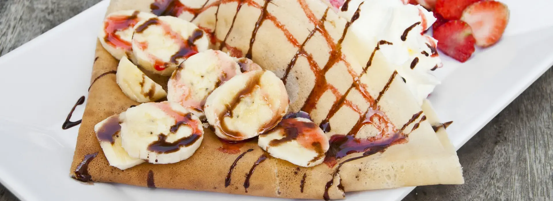 Crepe de banano con Helado de Vainilla y salsa de Chocolate