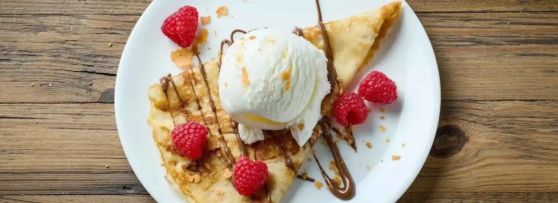 Crepe de frutas con helado de vainilla para celebrar
