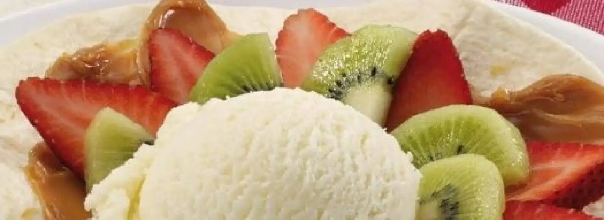Crepe de frutas con helado de vainilla para celebrar