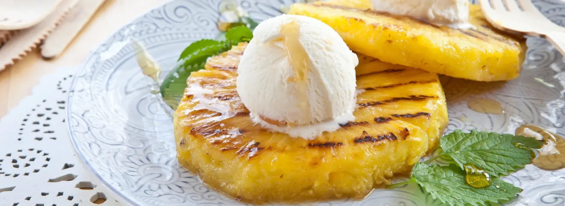 Receta de piña caramelizada con helado