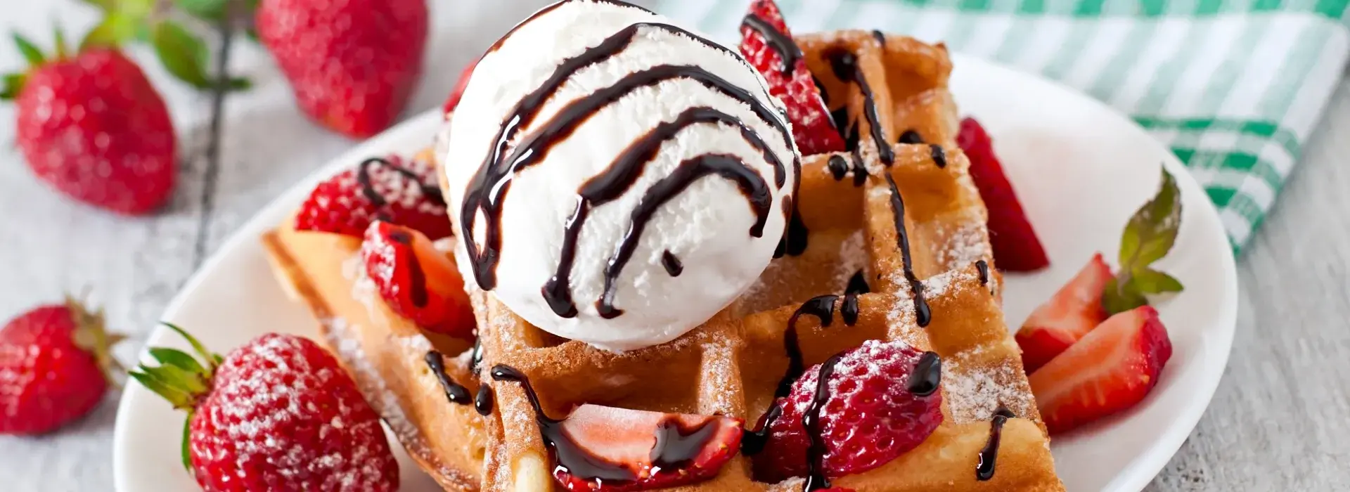 Receta de Waffles con Fresa y Helado de Vainilla