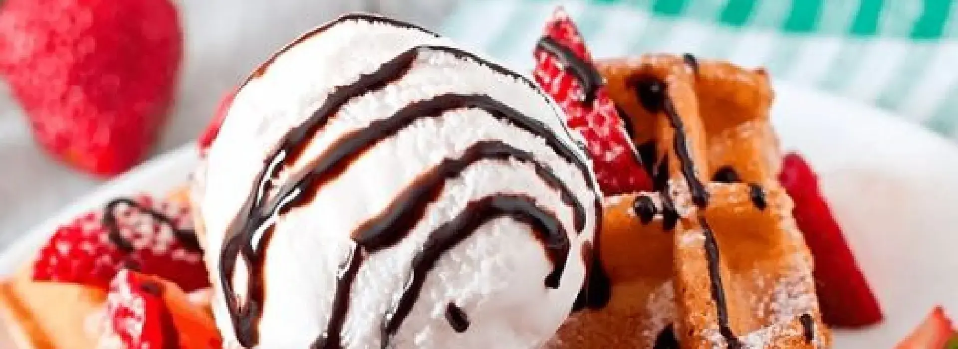 Receta de Waffles con Fresa y Helado de Vainilla