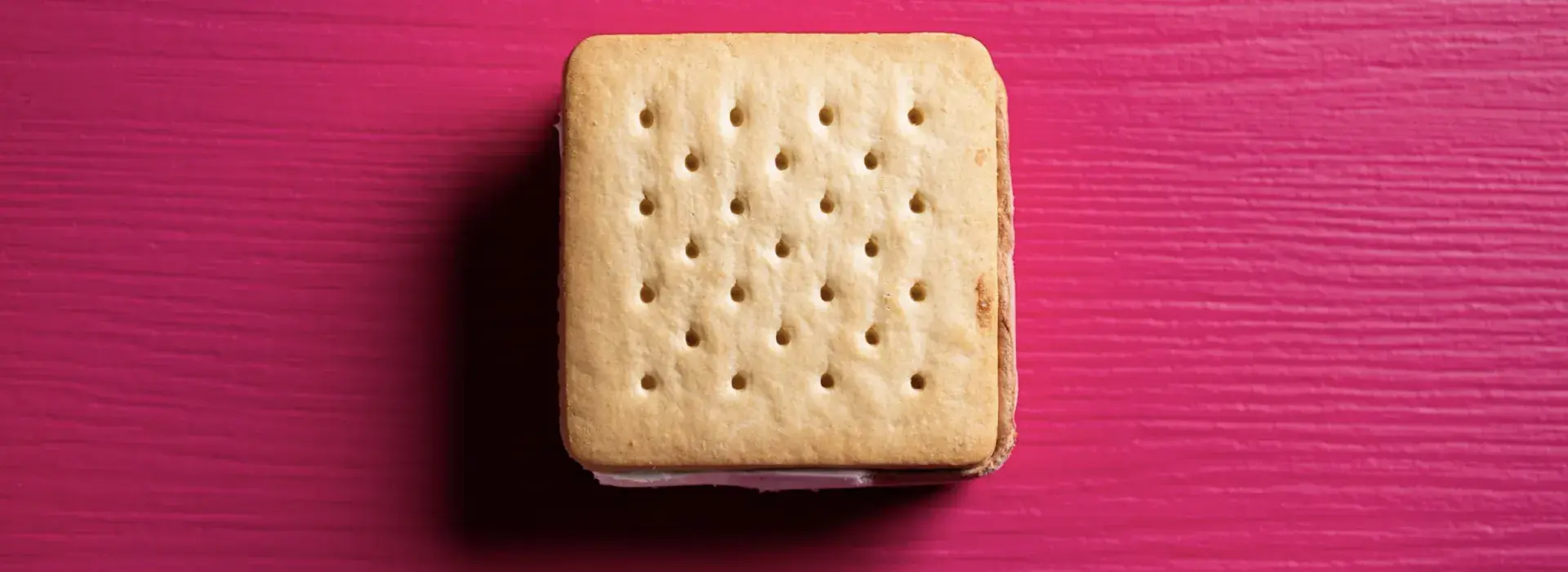Galleta con helado de fresa